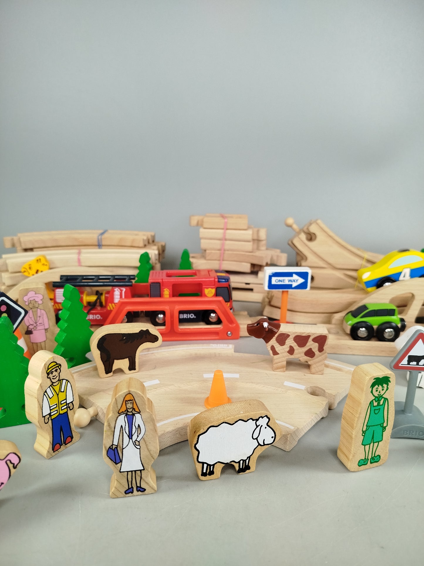 BRIO Holzeisenbahn Set – mit Schienen, Fahrzeugen & Figuren