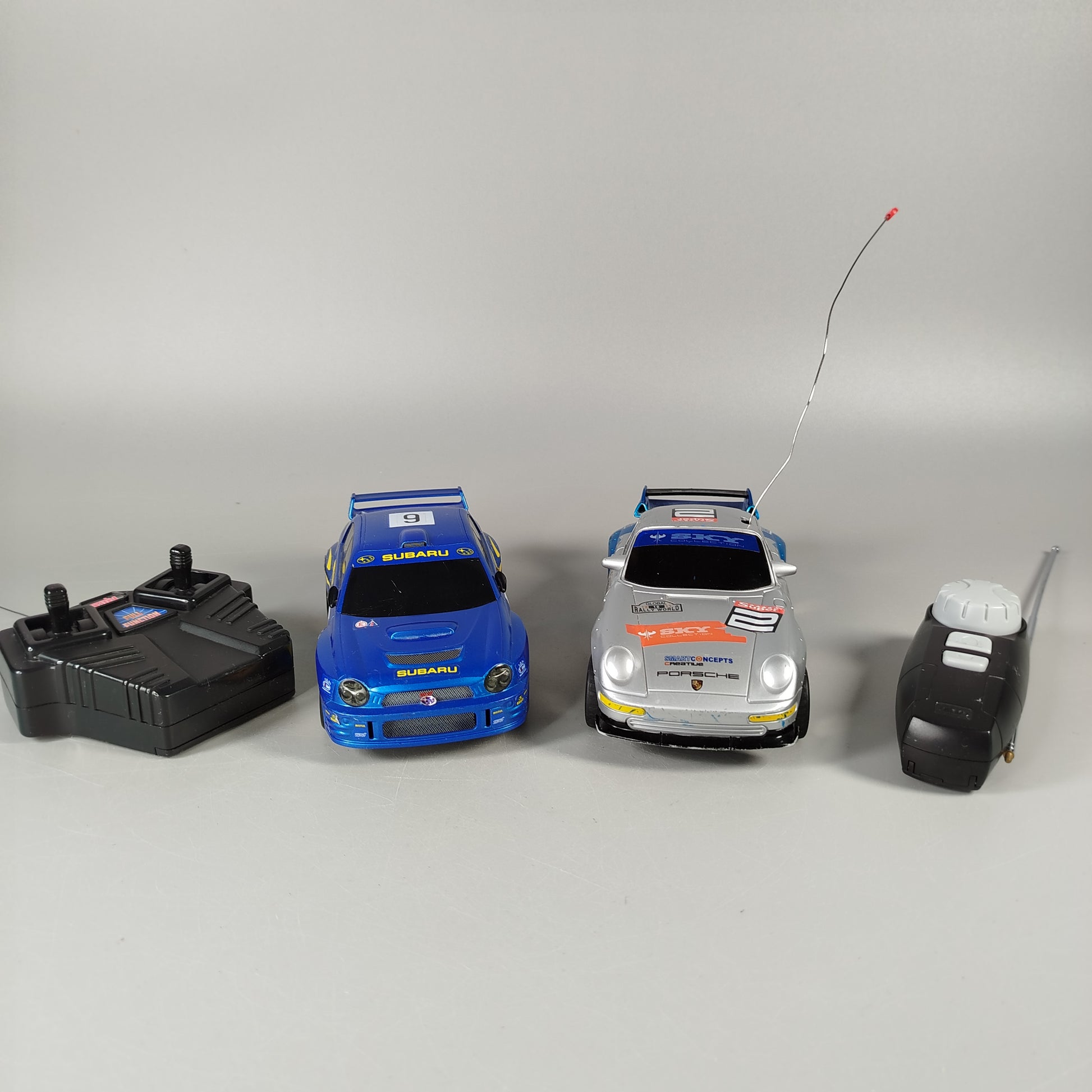 RC Autos Set - Subaru Rally #9 & Porsche #2 mit Fernbedienungen