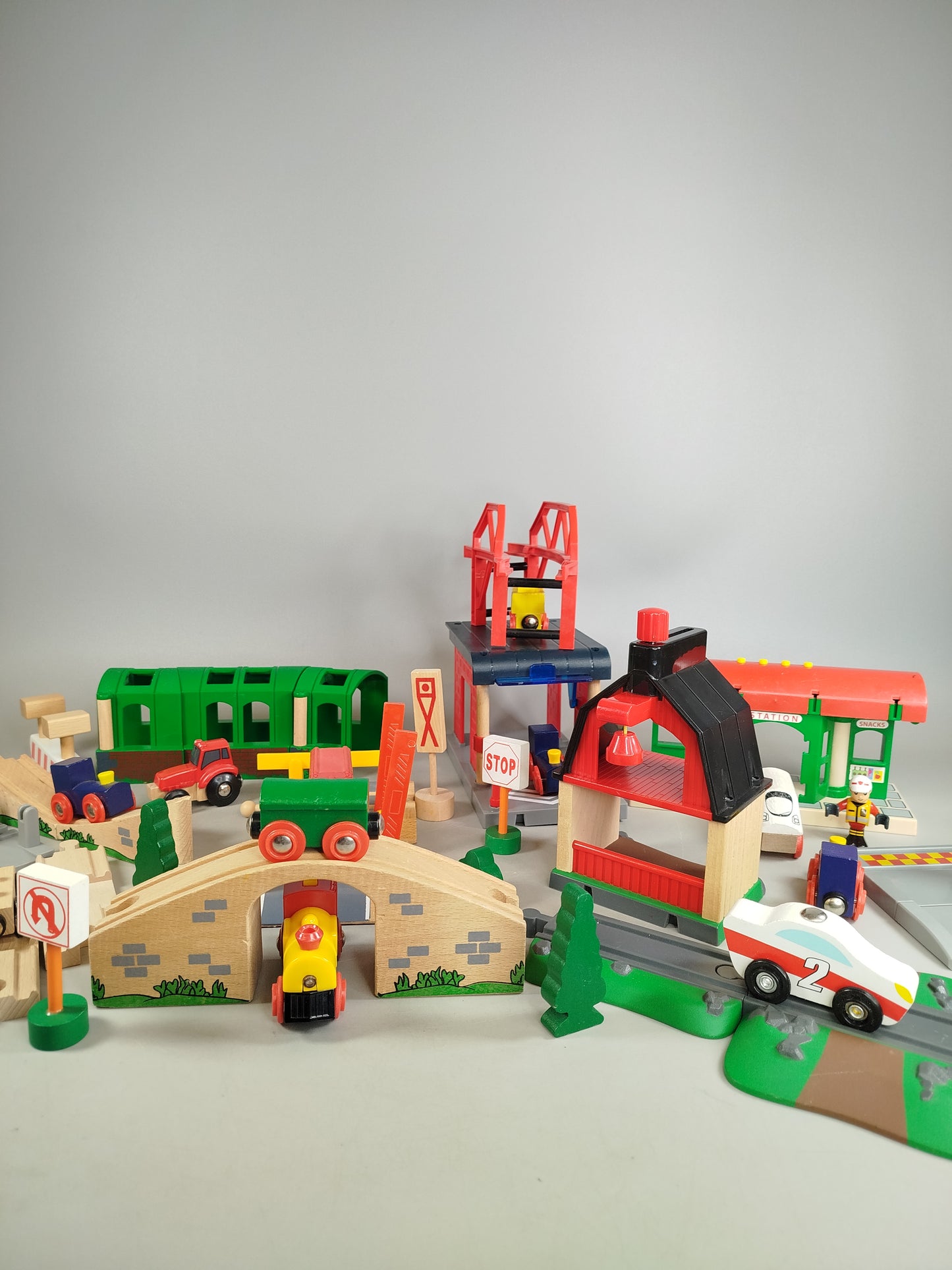 Brio Holzeisenbahn Set – mit Schienen, Fahrzeugen & Zubehör, 55-tlg.