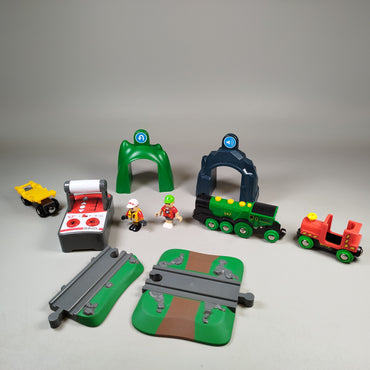 BRIO Eisenbahn Zubehör Set - Lok, Figuren & Tunnel, guter Zustand