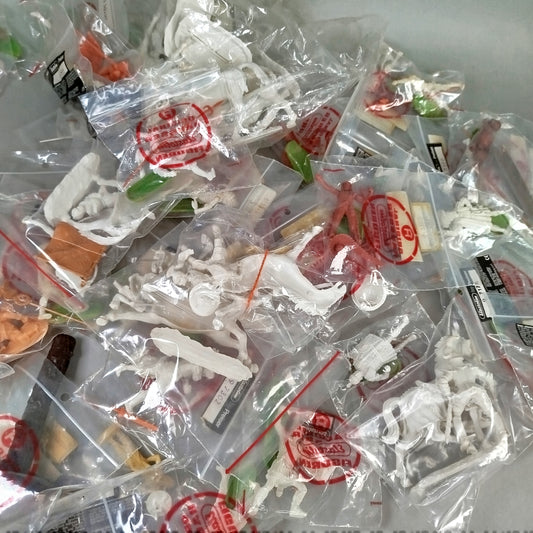 Elastolin Figuren Konvolut ca. 50 Miniaturen – Ritter, Pferde & Zubehör
