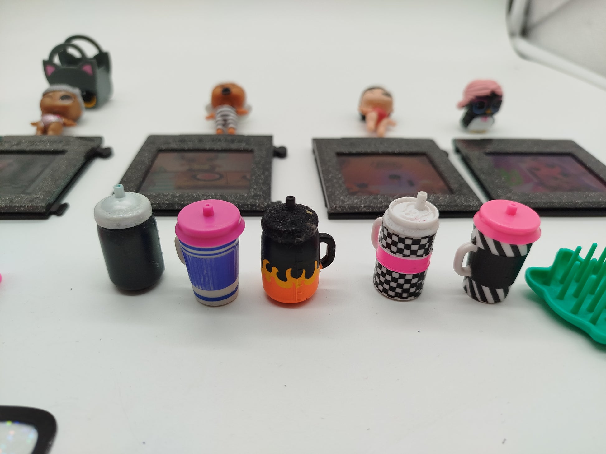 11 L.O.L. Surprise Puppen mit Accessoires