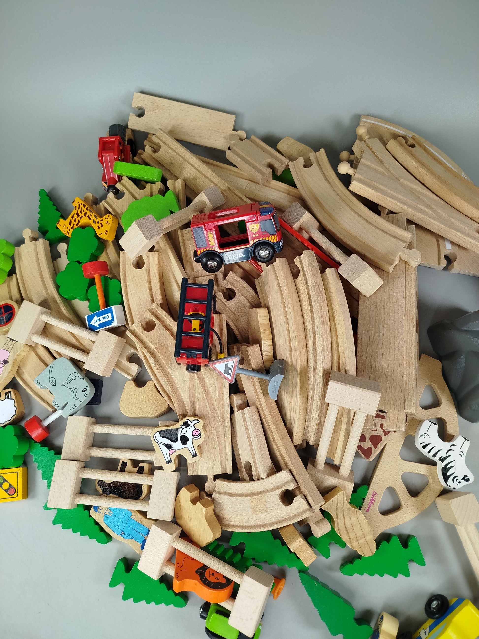 BRIO Holzeisenbahn Set – mit Schienen, Fahrzeugen & Figuren