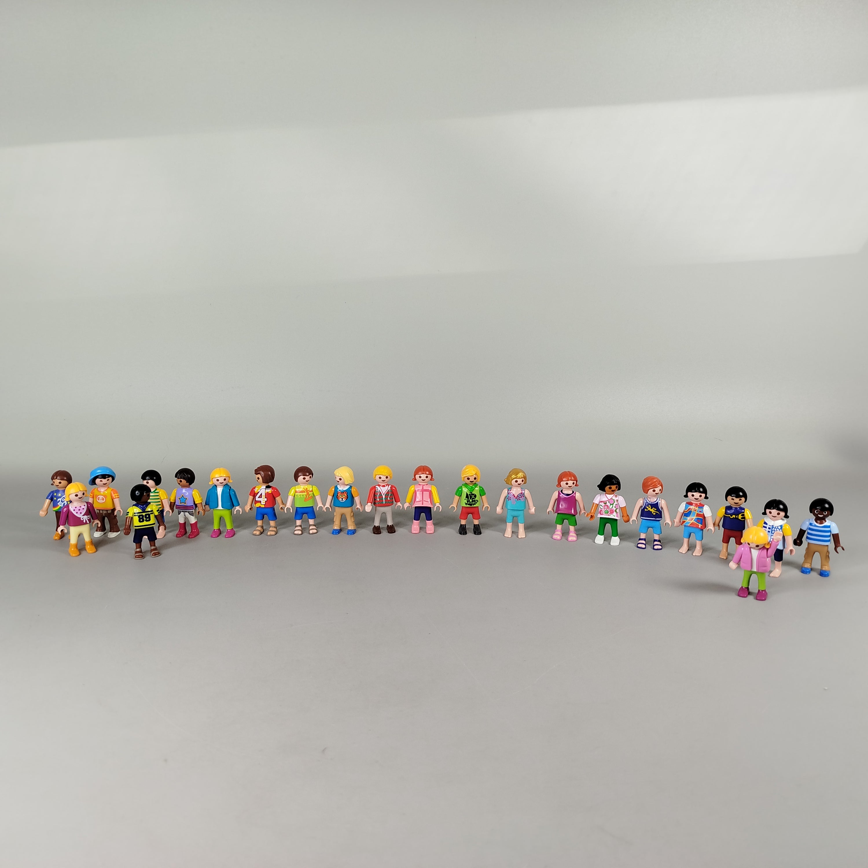 Playmobil Set von 22 Kinderfiguren – bunte Minifiguren für Rollenspiele