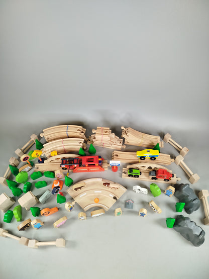 BRIO Holzeisenbahn Set – mit Schienen, Fahrzeugen & Figuren