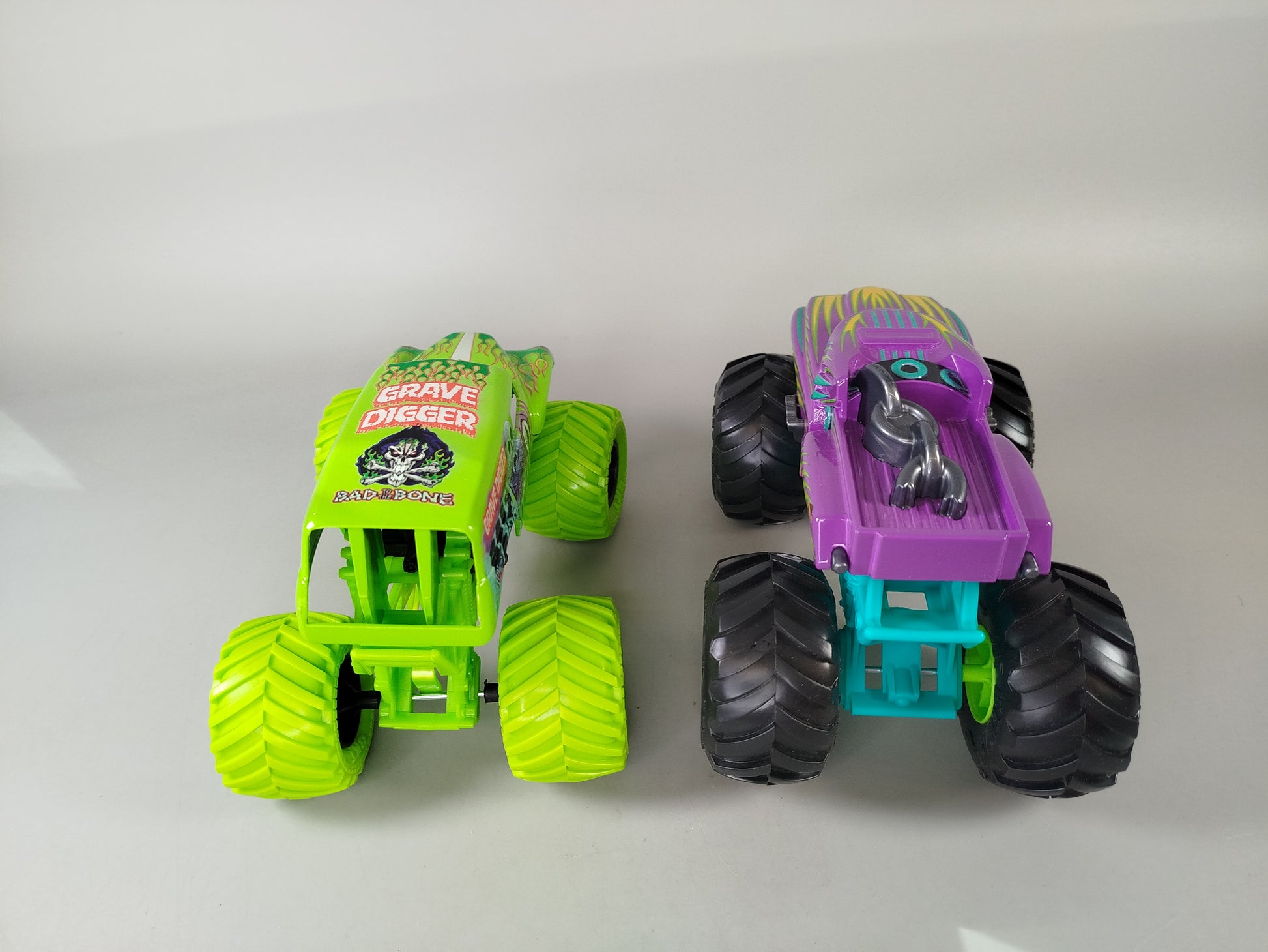 Monster Trucks Set von 2 – Grave Digger & lila Truck