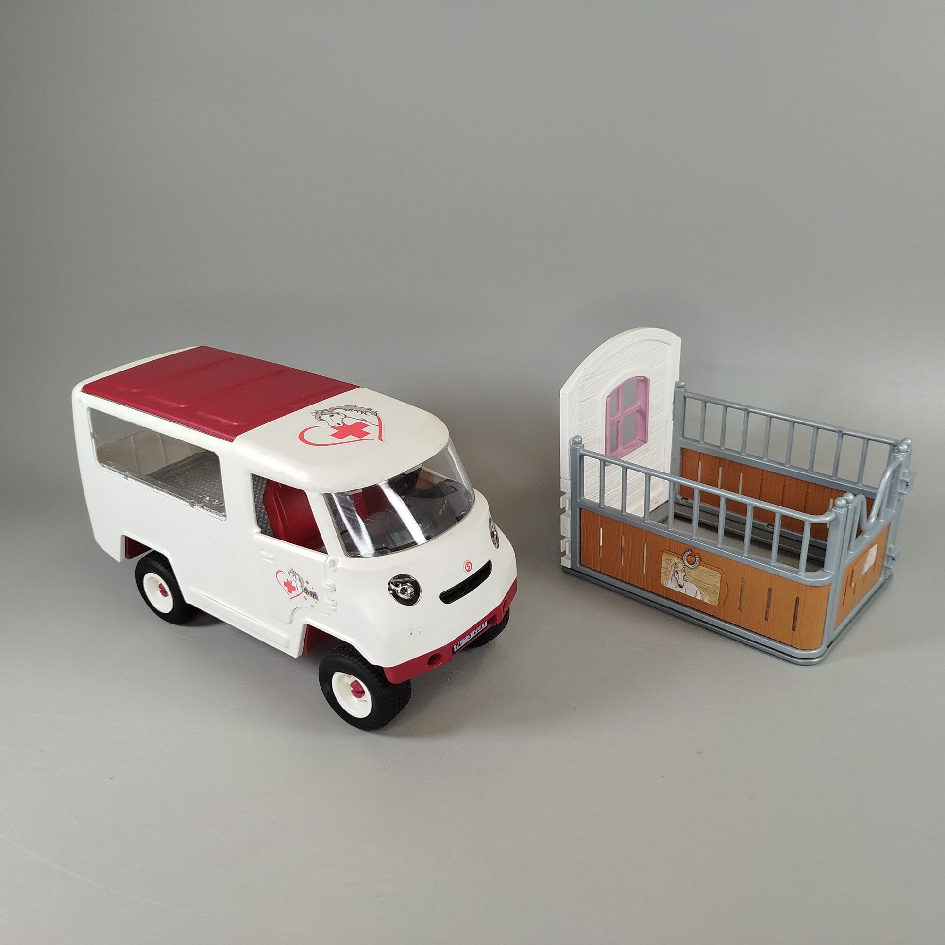 Schleich Pferdepflege Spielset – Tierarztwagen, Stall, Waschplatz