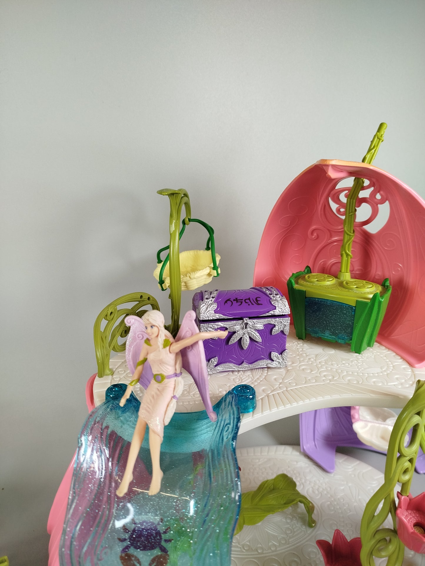 Schleich glitzerndes Blütenhaus mit Einhörnern, See und Stall