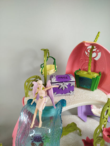 Schleich glitzerndes Blütenhaus mit Einhörnern, See und Stall