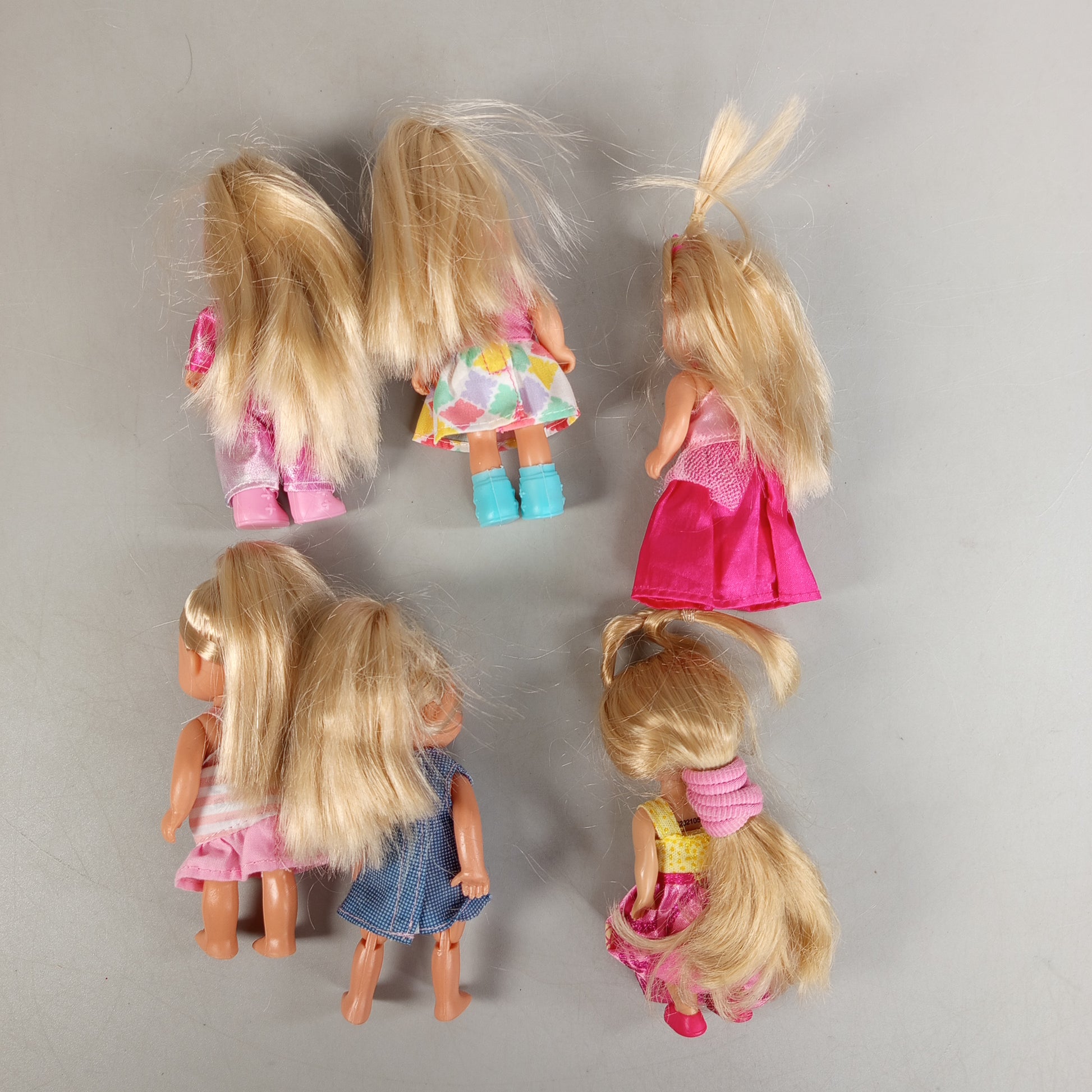 Simba Puppenfamilie Set von 8 Spielfiguren – mit Flügelpuppe