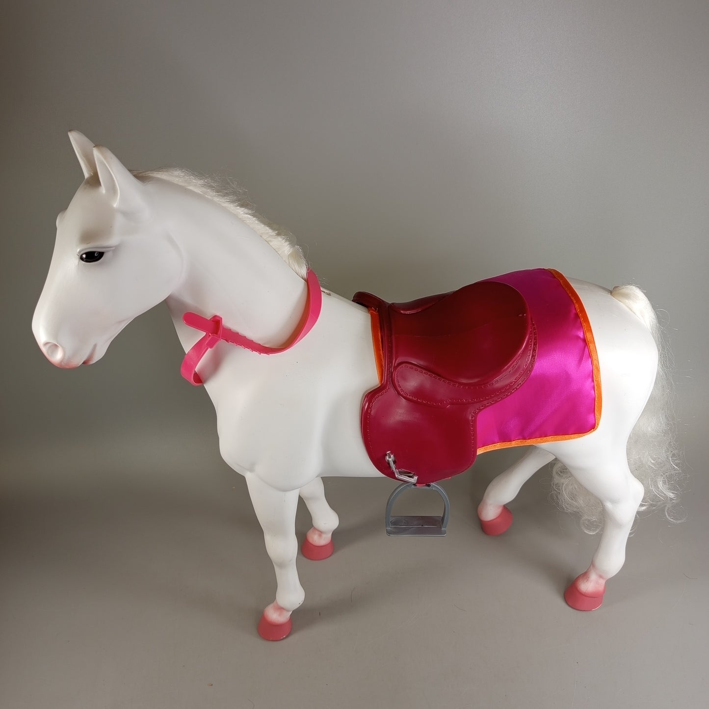 Our Generation Pferdefigur – mit Sattel, Zaumzeug & Zubehör