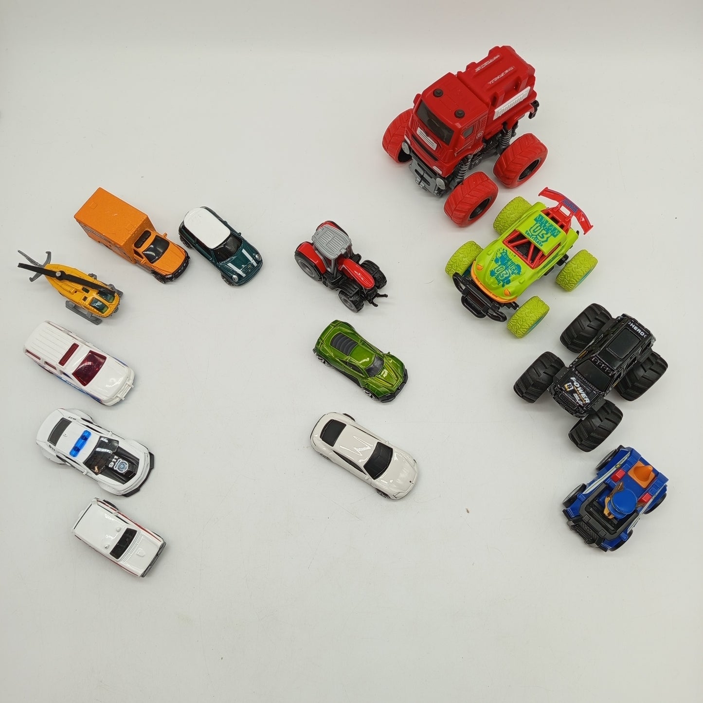 Spielzeugauto Set von 13 Fahrzeugen – Autos, Trucks & Einsatzwagen