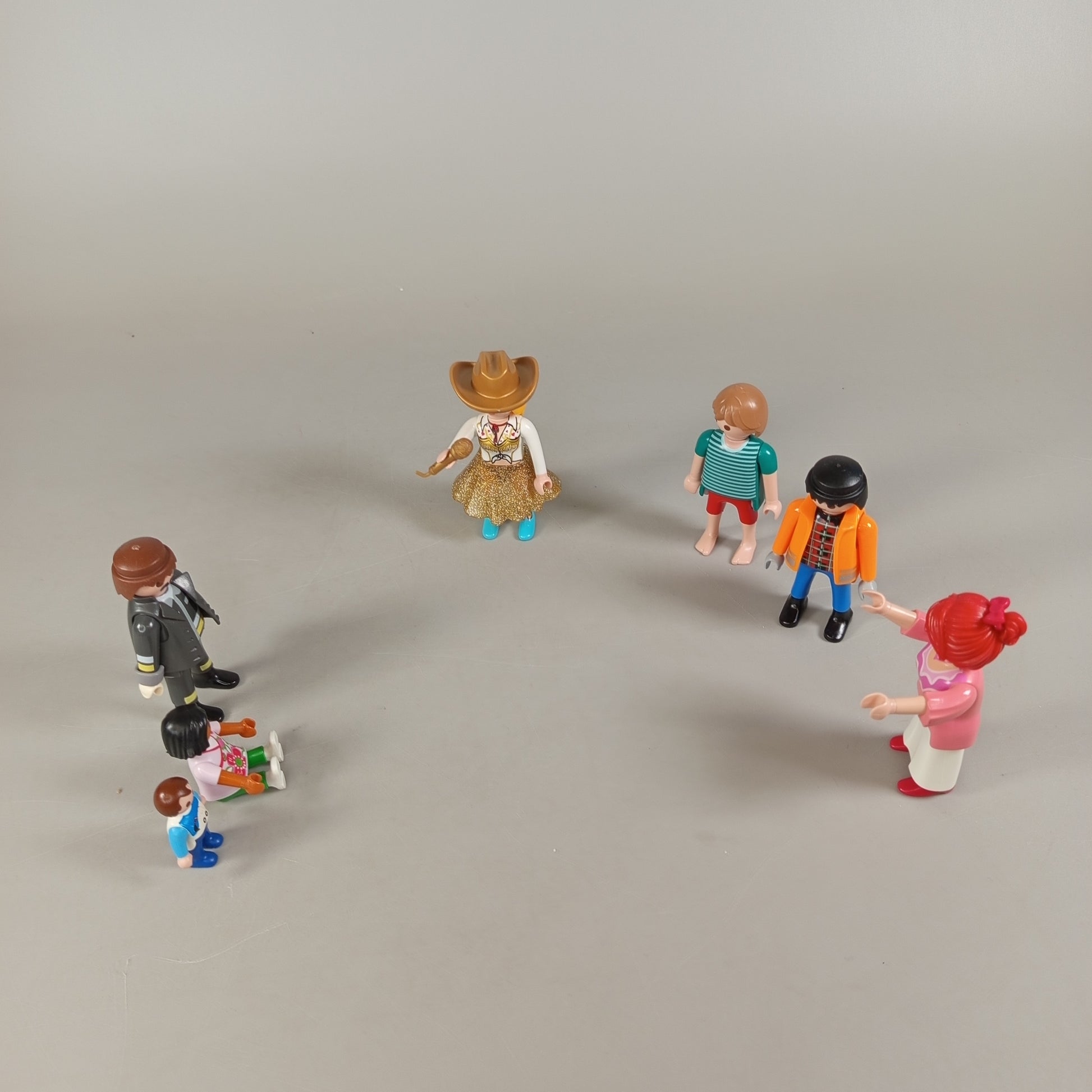 Playmobil Figuren Set von 7 mit Zubehör – Cowboy, Feuerwehr, Freizeitfiguren
