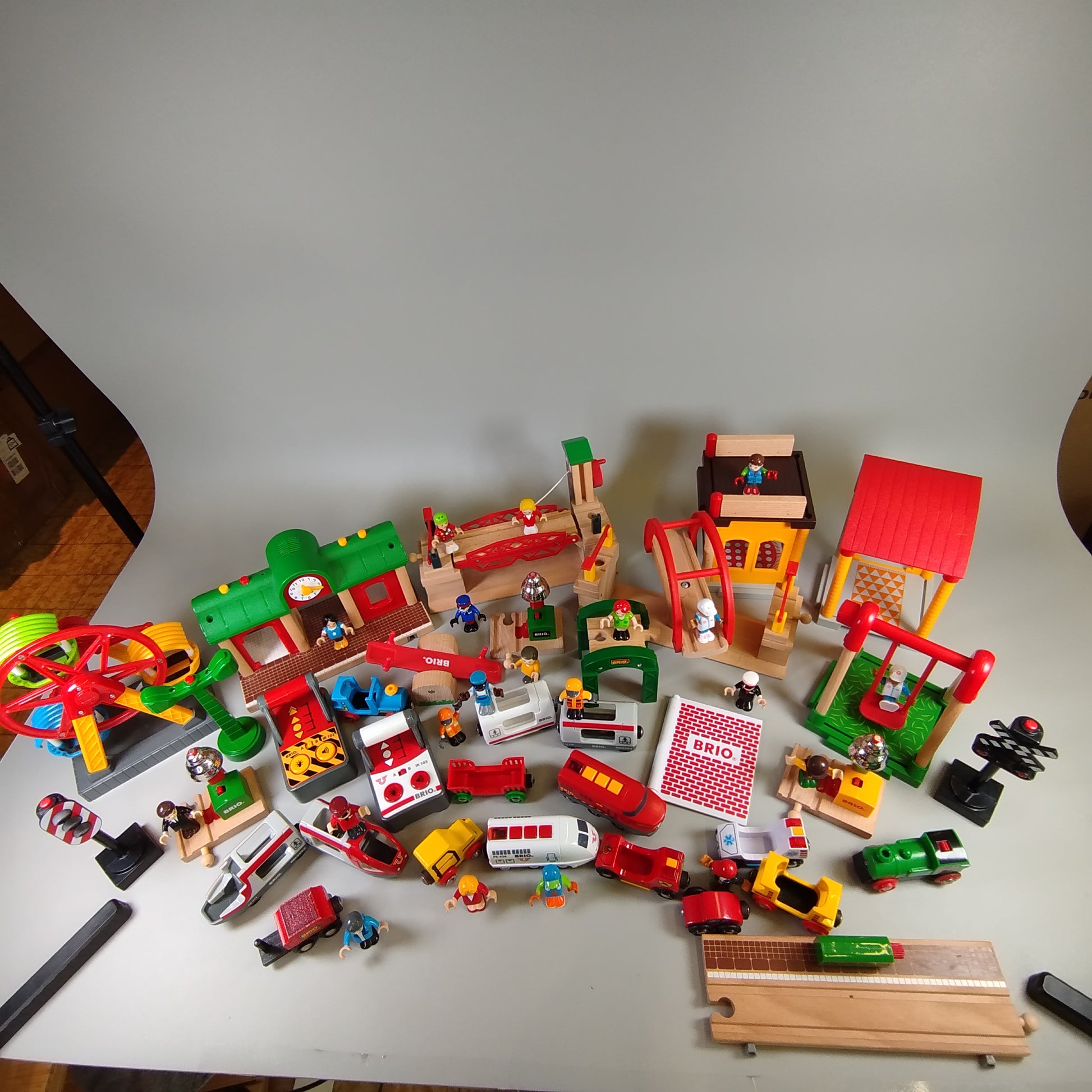 BRIO Holzspielzeug Konvolut- Züge, Häuser & Fahrzeuge