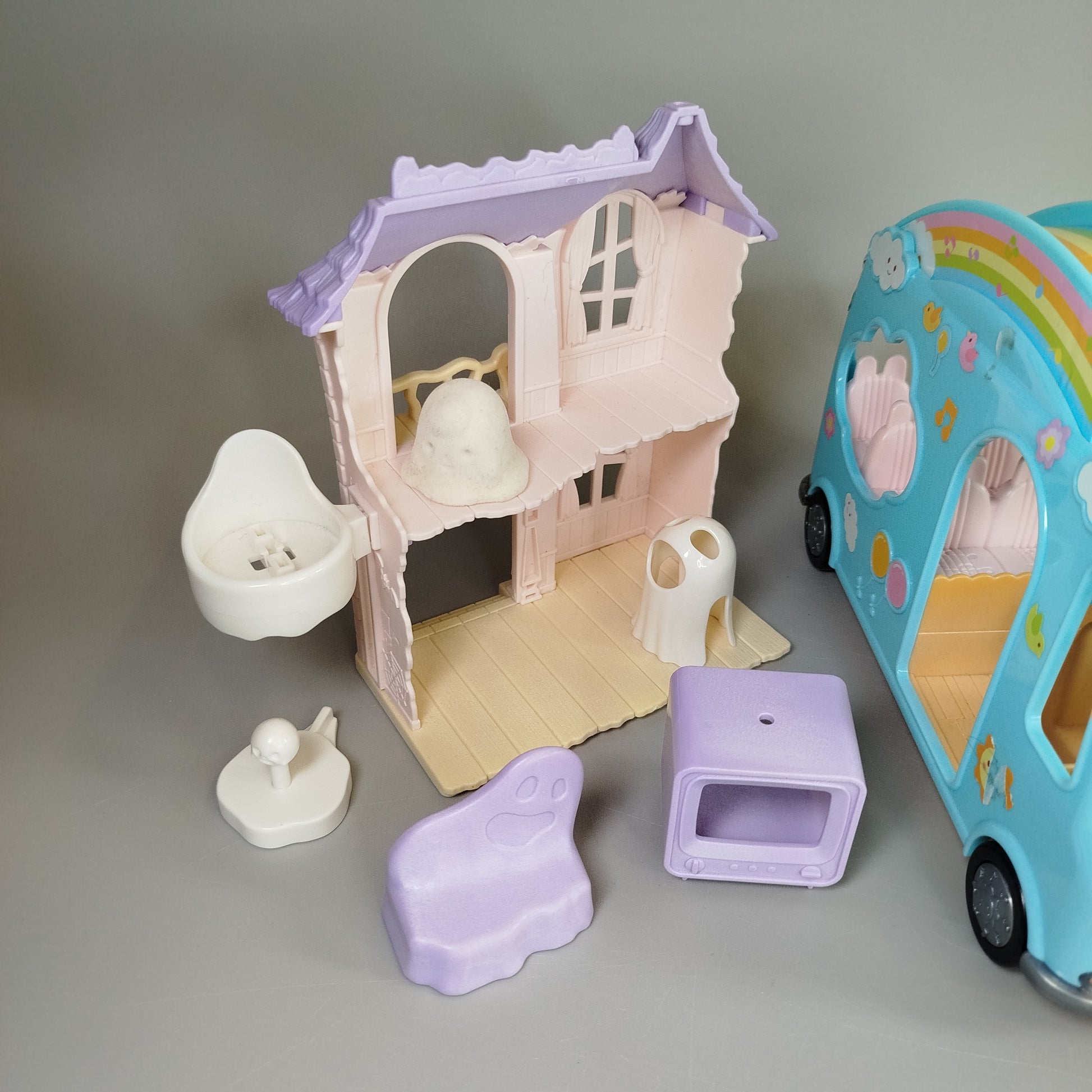 Sylvanian Families – Vergnügungspark mit Karussell, Riesenrad, Bus, Gruselhaus