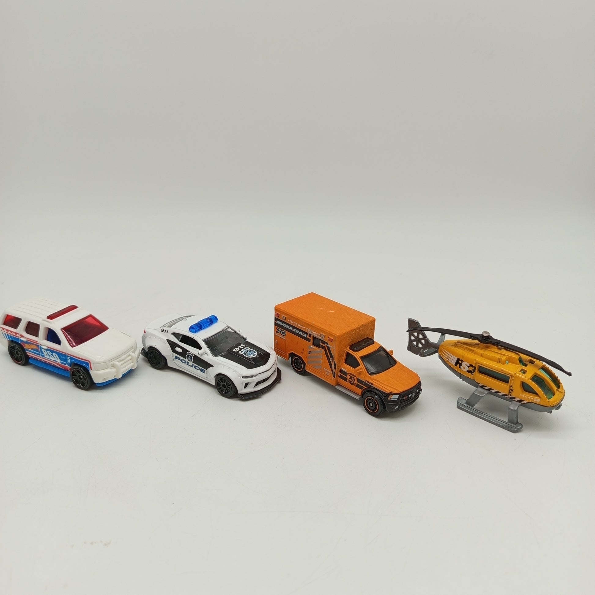 Spielzeugauto Set von 13 Fahrzeugen – Autos, Trucks & Einsatzwagen