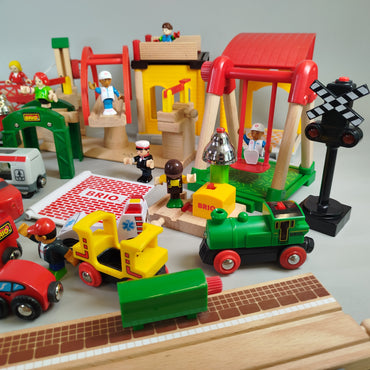 BRIO Holzspielzeug Konvolut- Züge, Häuser & Fahrzeuge