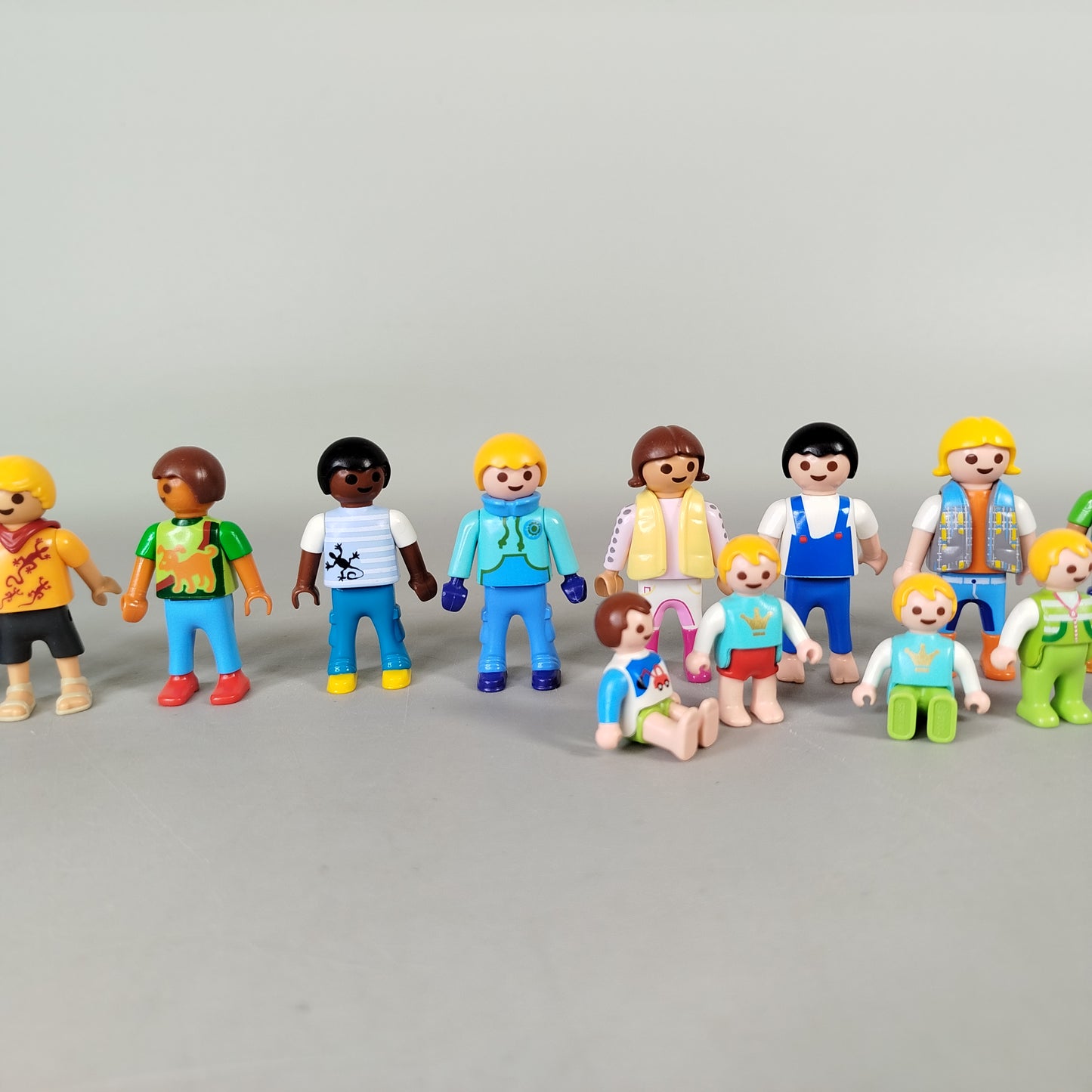 Playmobil Figuren Set von 19 Minifiguren – verschiedene Outfits & Zubehör