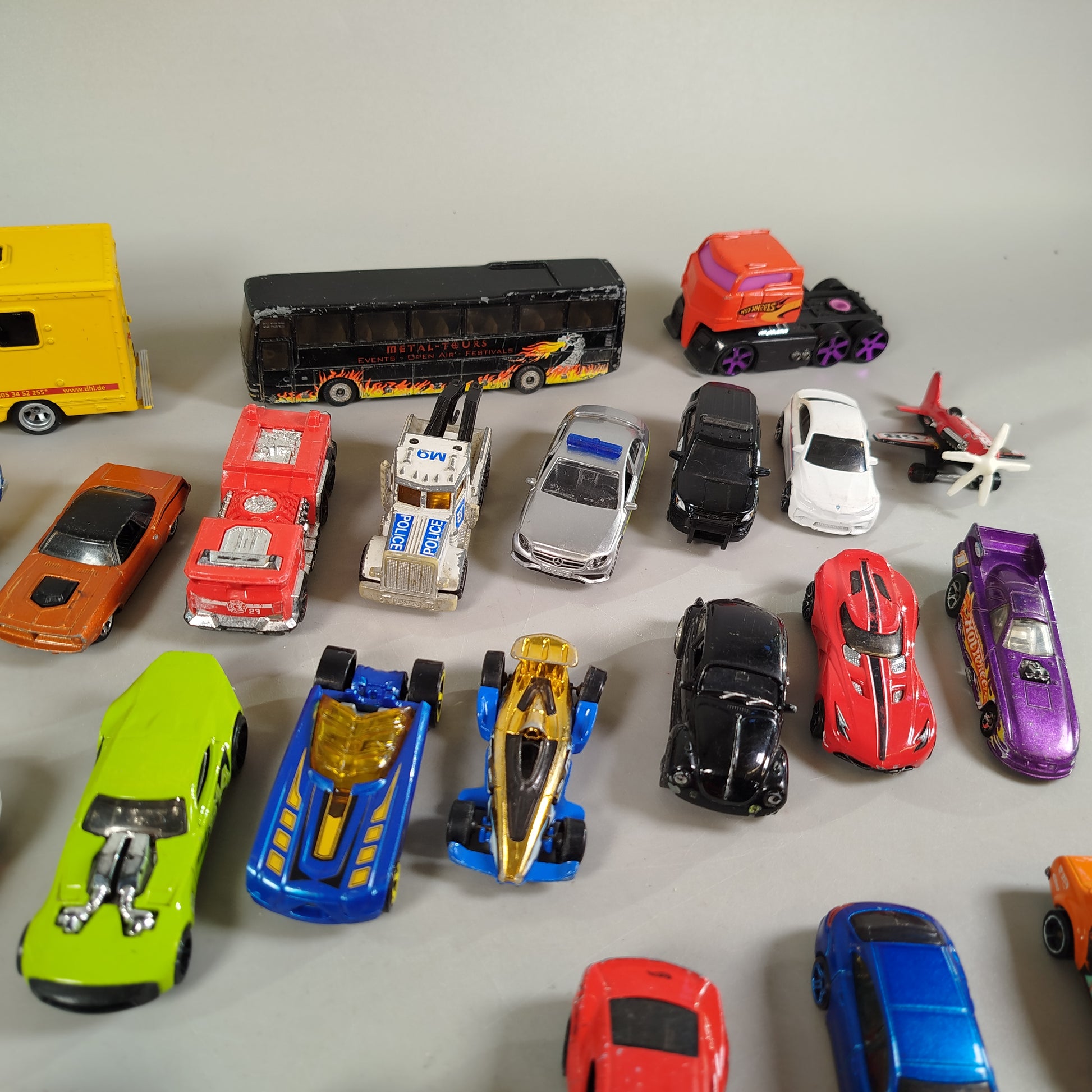 Hot Wheels, Siku & Mattel Fahrzeug-Konvolut – 30 Autos, Lkw & Busse aus Metall
