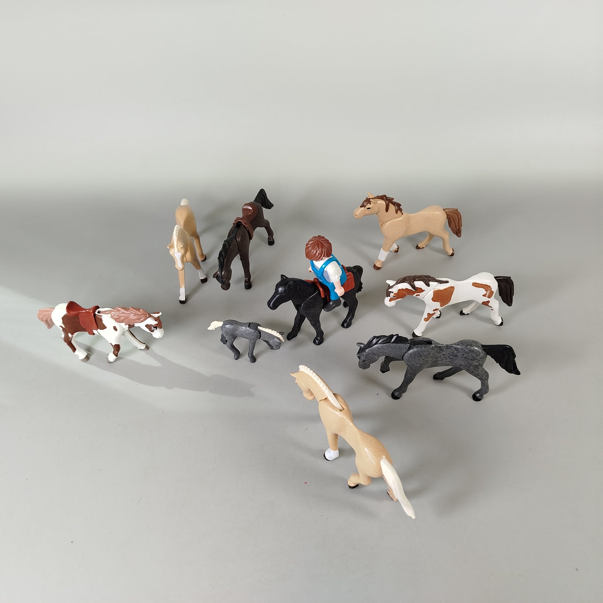 Playmobil Pferde Set – 9 Pferde & 1 Spielfigur, Reiterhof Zubehör