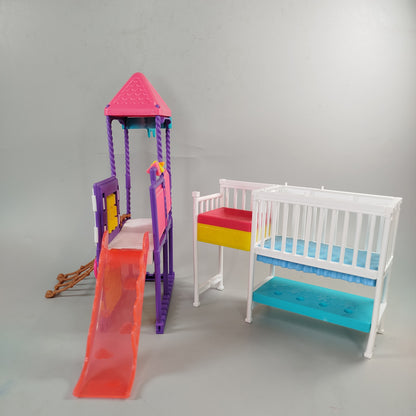 Puppenhaus & Figuren Konvolut - Spielplatz, Puppen, Auto, bunt gemischt