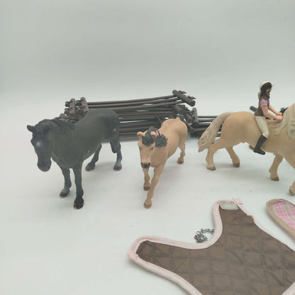 Schleich Bundle Pferde & Reiterin mit Zaunelementen
