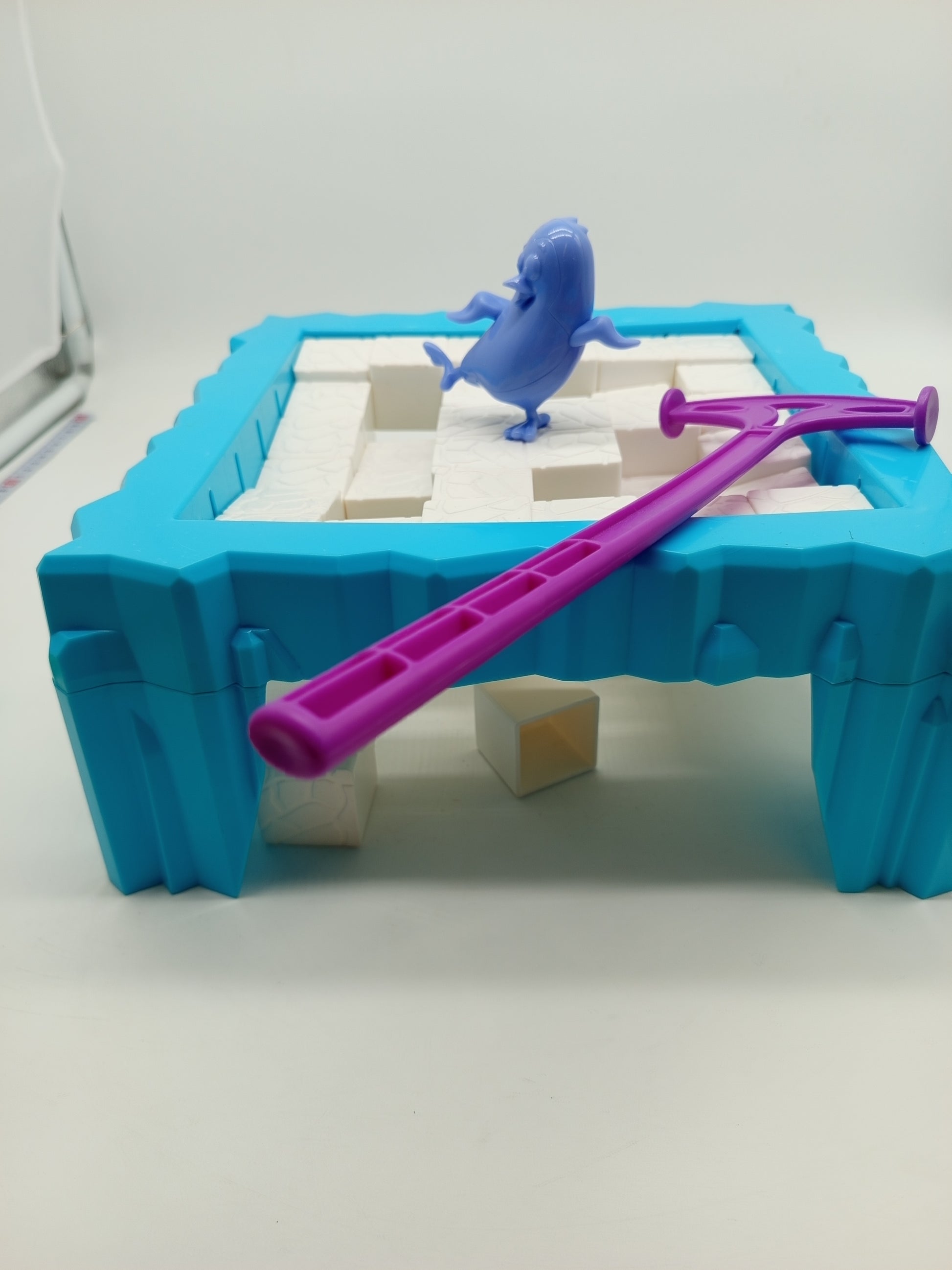 Hasbro Don't Break the Ice – Geschicklichkeitsspiel mit Figur & Hämmern