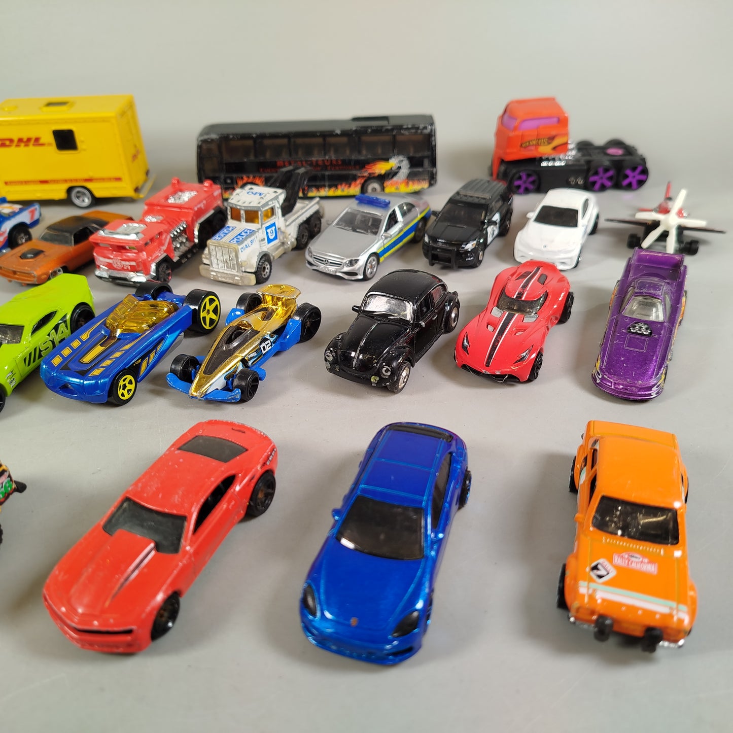 Hot Wheels, Siku & Mattel Fahrzeug-Konvolut – 30 Autos, Lkw & Busse aus Metall