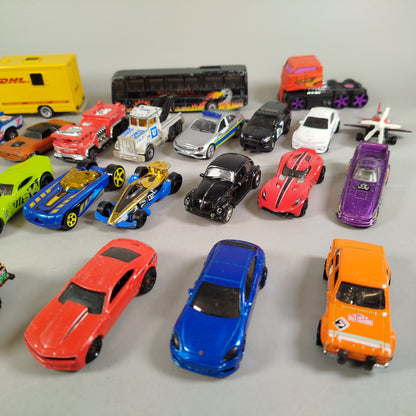 Hot Wheels, Siku & Mattel Fahrzeug-Konvolut – 30 Autos, Lkw & Busse aus Metall