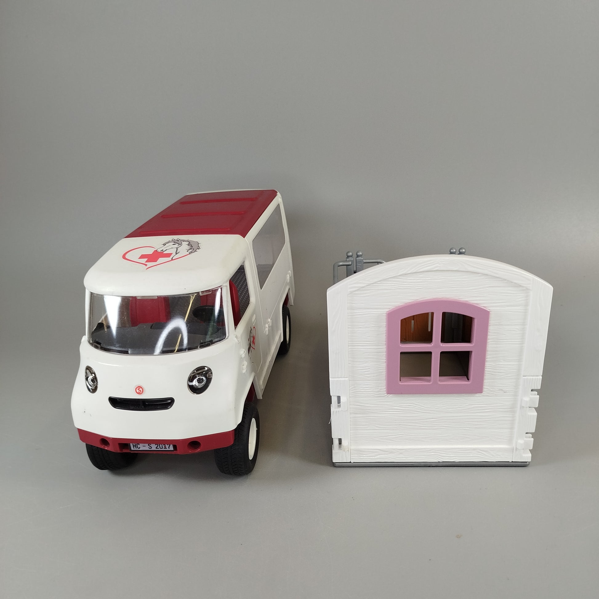 Schleich Pferdepflege Spielset – Tierarztwagen, Stall, Waschplatz