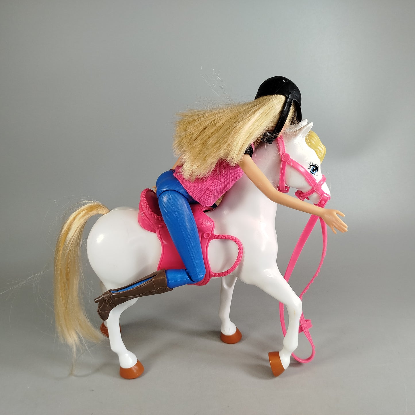 Barbie Reit-Set – Barbie mit weißem Pferd & Zubehör