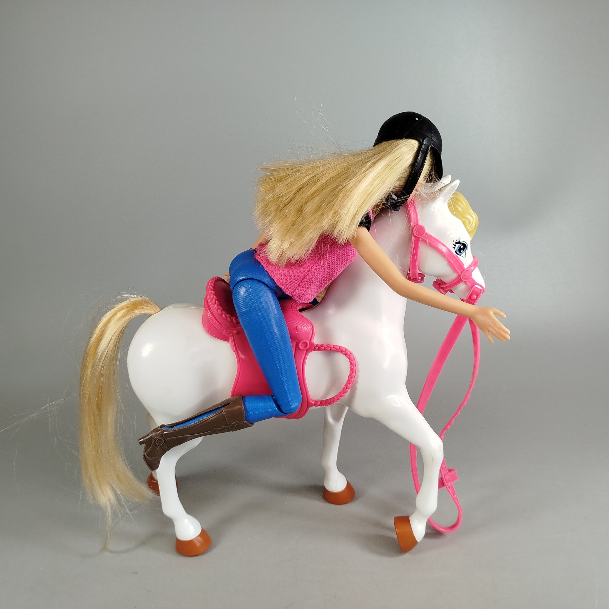 Barbie Reit-Set – Barbie mit weißem Pferd & Zubehör