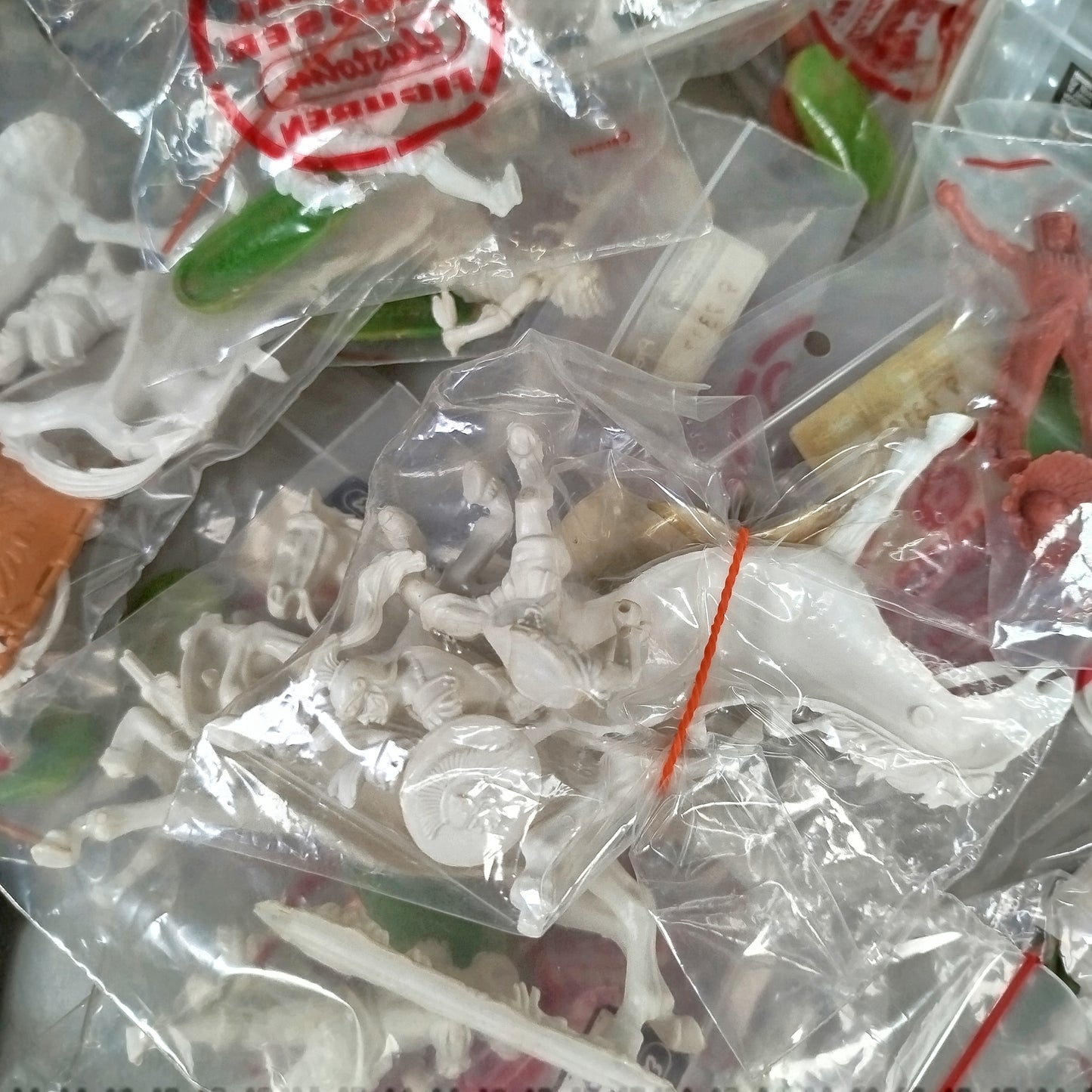 Elastolin Figuren Konvolut ca. 50 Miniaturen – Ritter, Pferde & Zubehör