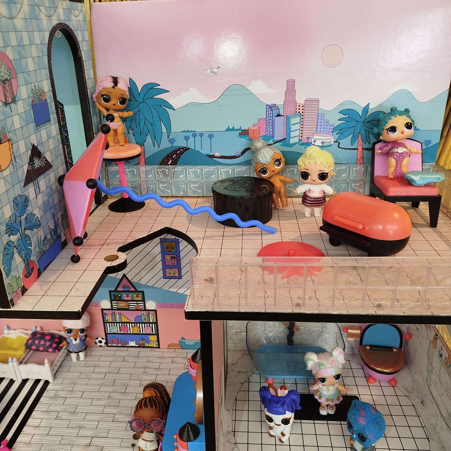 L.O.L. Surprise! Bundle Puppenhaus mit 15+ Puppen & Möbel