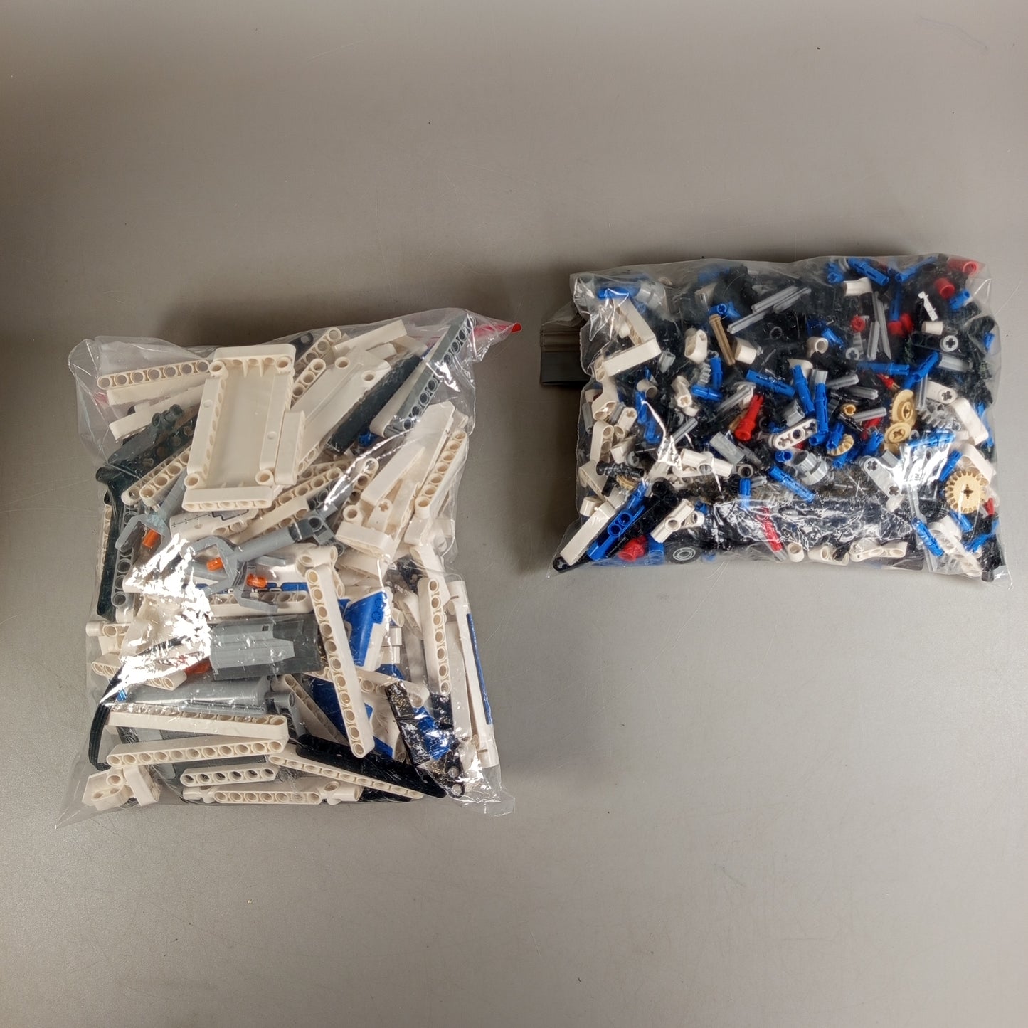 LEGO Technic 42025 Transportflugzeug – mit Anleitung