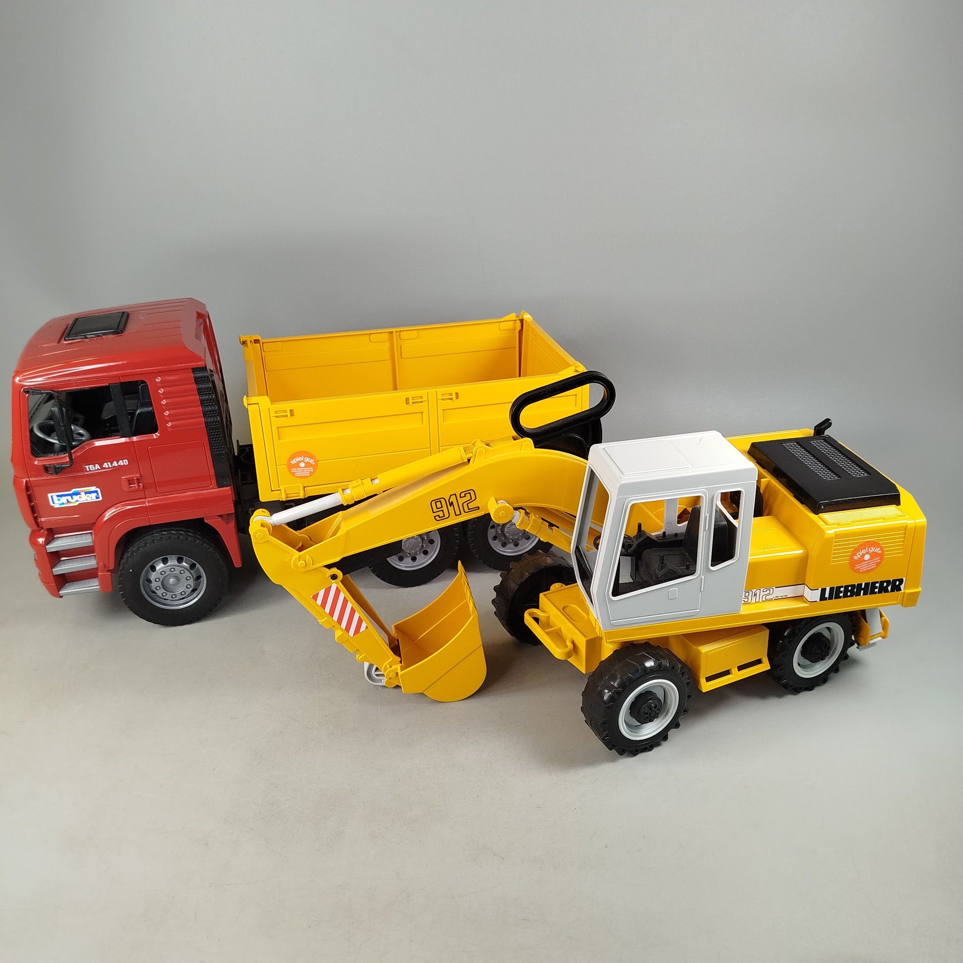 Bruder Bundle MAN TGA Liebherr 912 2er Kipper & Bagger, gebraucht, ab 3 Jahre 