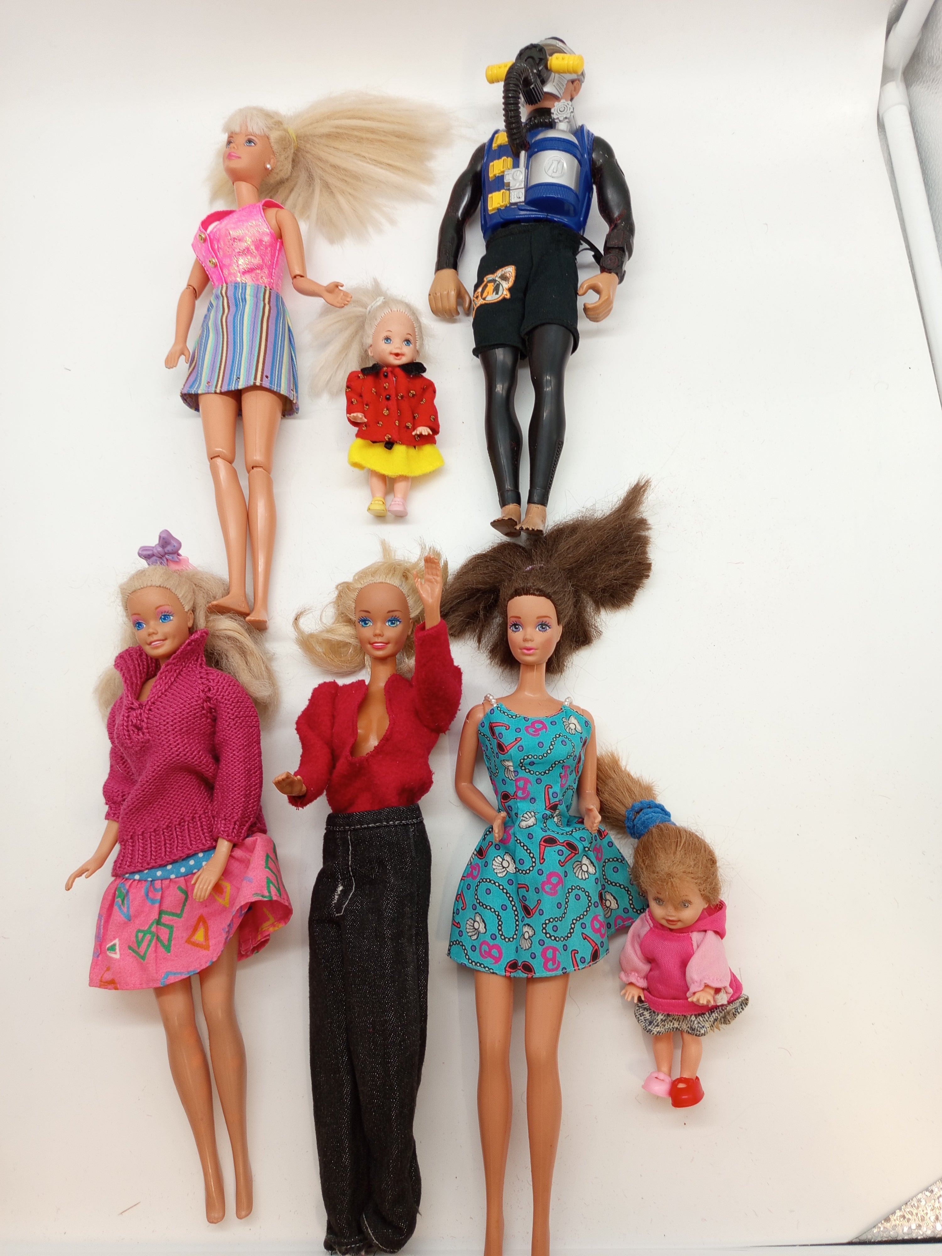 Puppen Set von 7 – Barbie- & Kinderpuppen mit Kleidung 