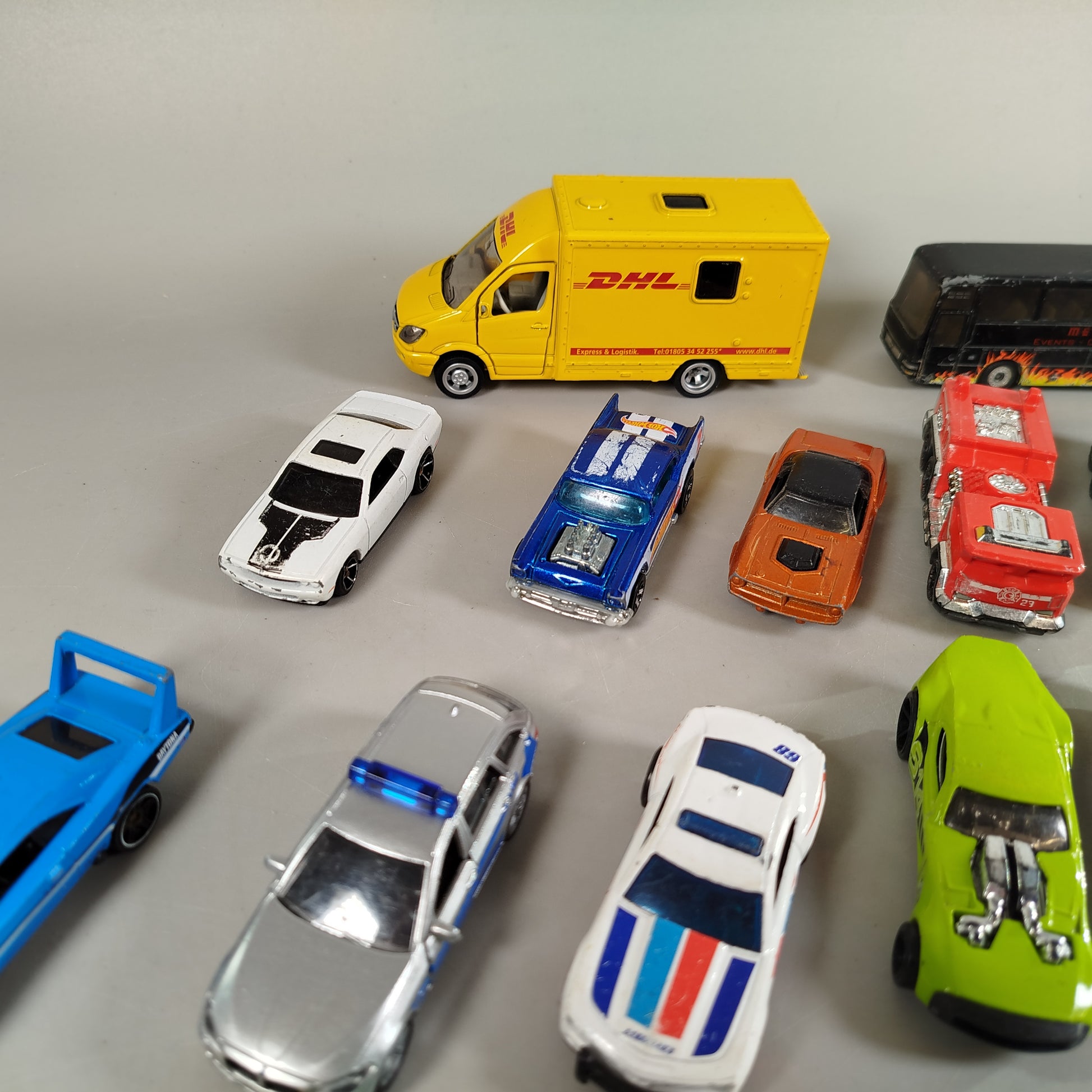 Hot Wheels, Siku & Mattel Fahrzeug-Konvolut – 30 Autos, Lkw & Busse aus Metall