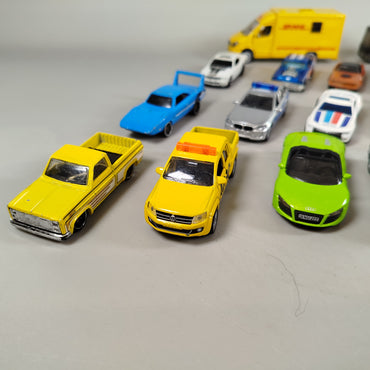 Hot Wheels, Siku & Mattel Fahrzeug-Konvolut – 30 Autos, Lkw & Busse aus Metall