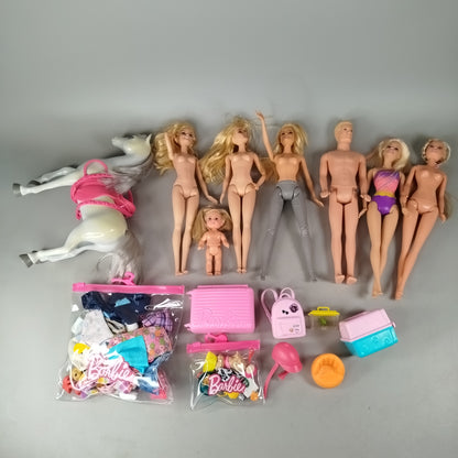 Barbie Bundle Puppen Set von 9 Figuren & Pferd