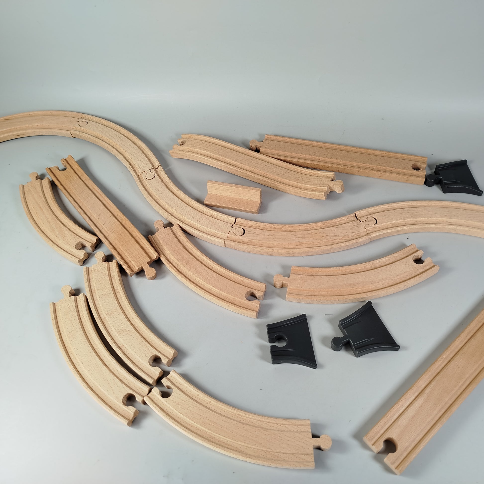 BRIO Holzeisenbahn-Set mit Tunnel und Zug