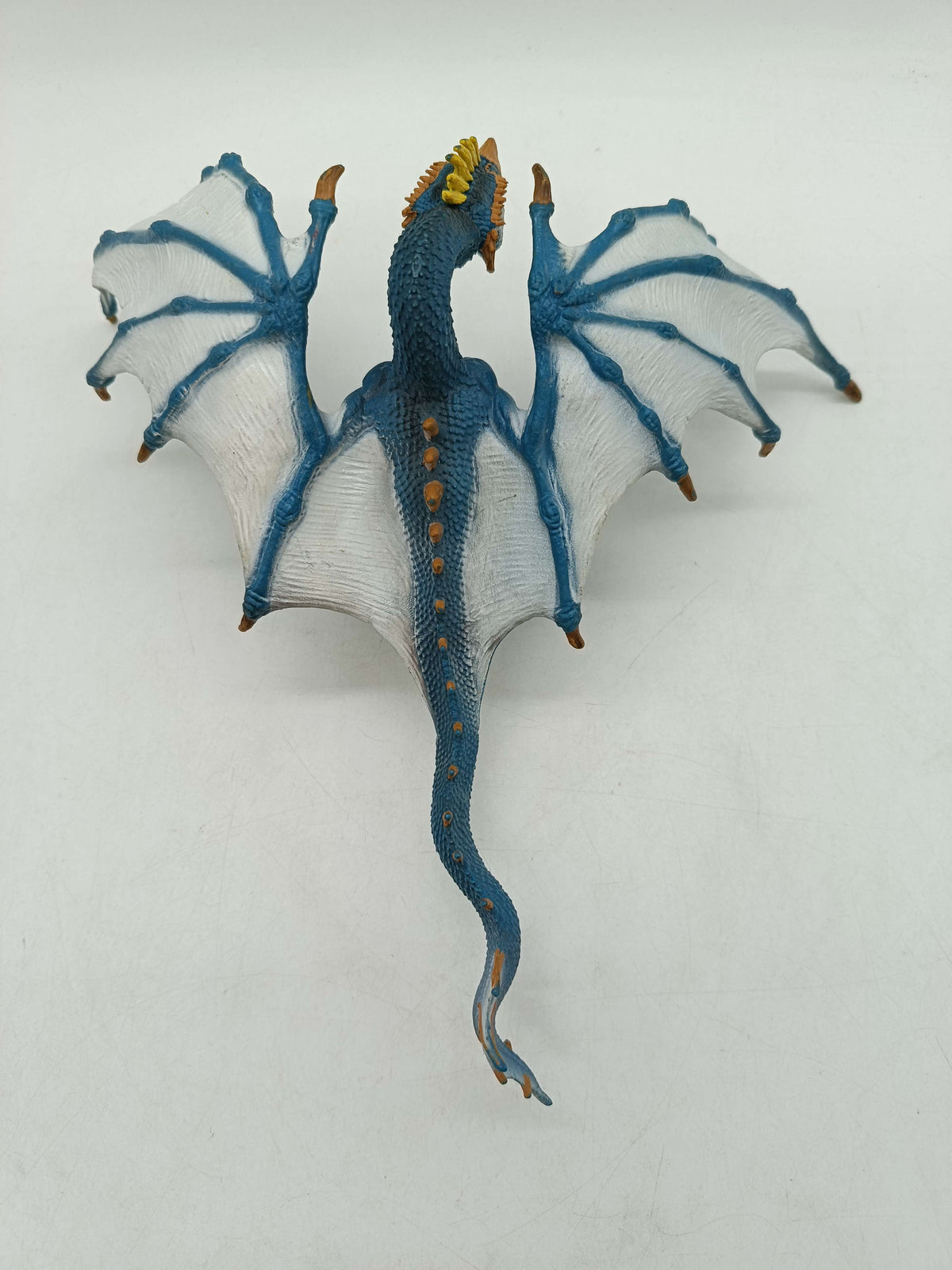 Fantasy Drache Blau-Weiß Spielfigur mit gelbem Kamm