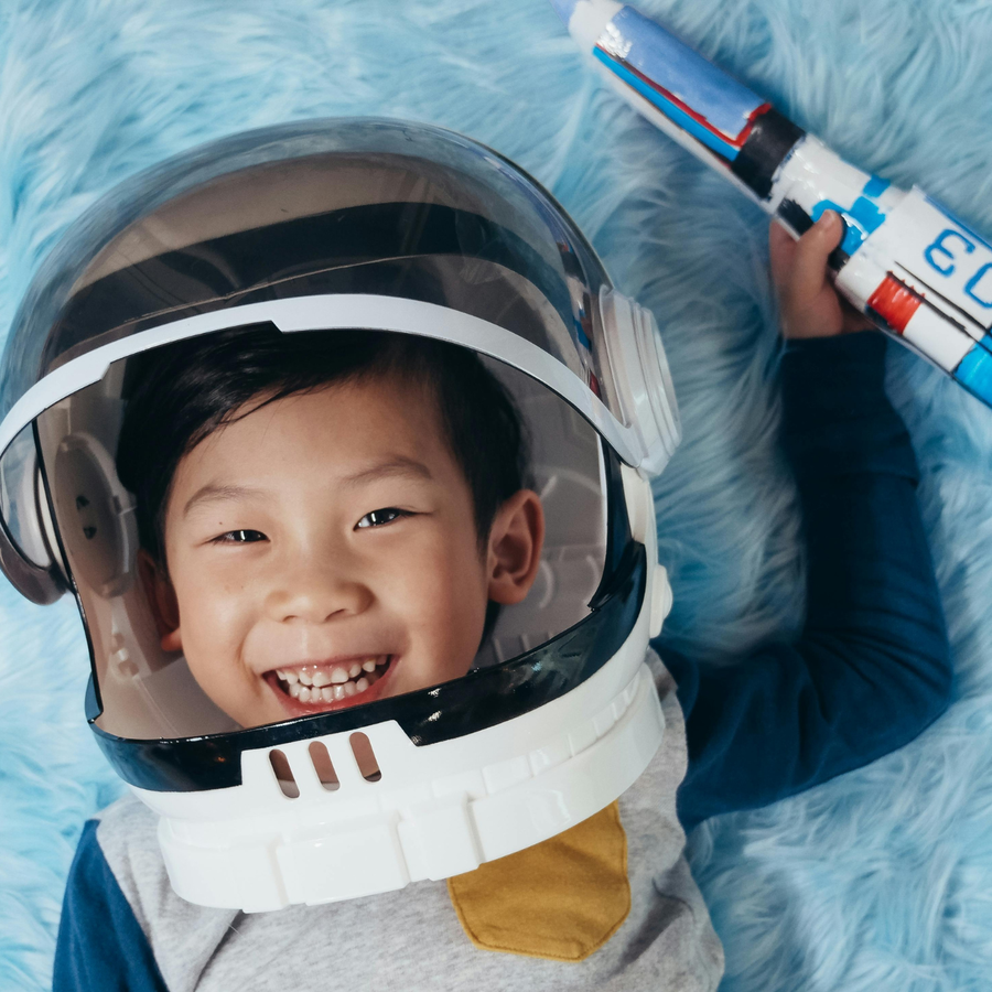 Kinder spielen mit Spielzeug und Frau nutzt Smartphone – Spielzeug aus Familien in Deutschland