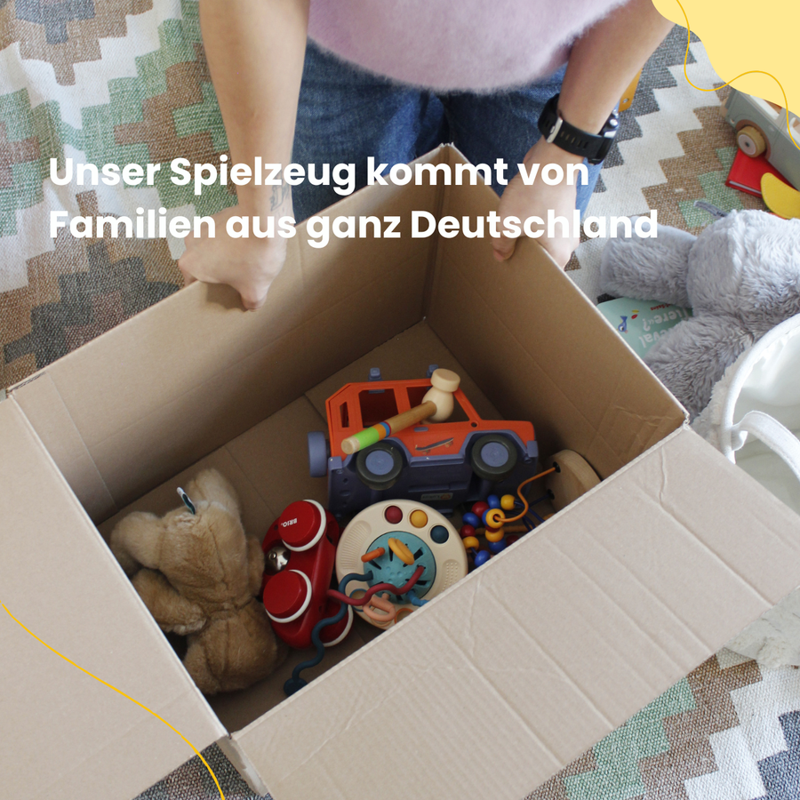 Kind mit Spielzeug als Astronaut – Secondhand-Spielzeug bekommt ein zweites Leben