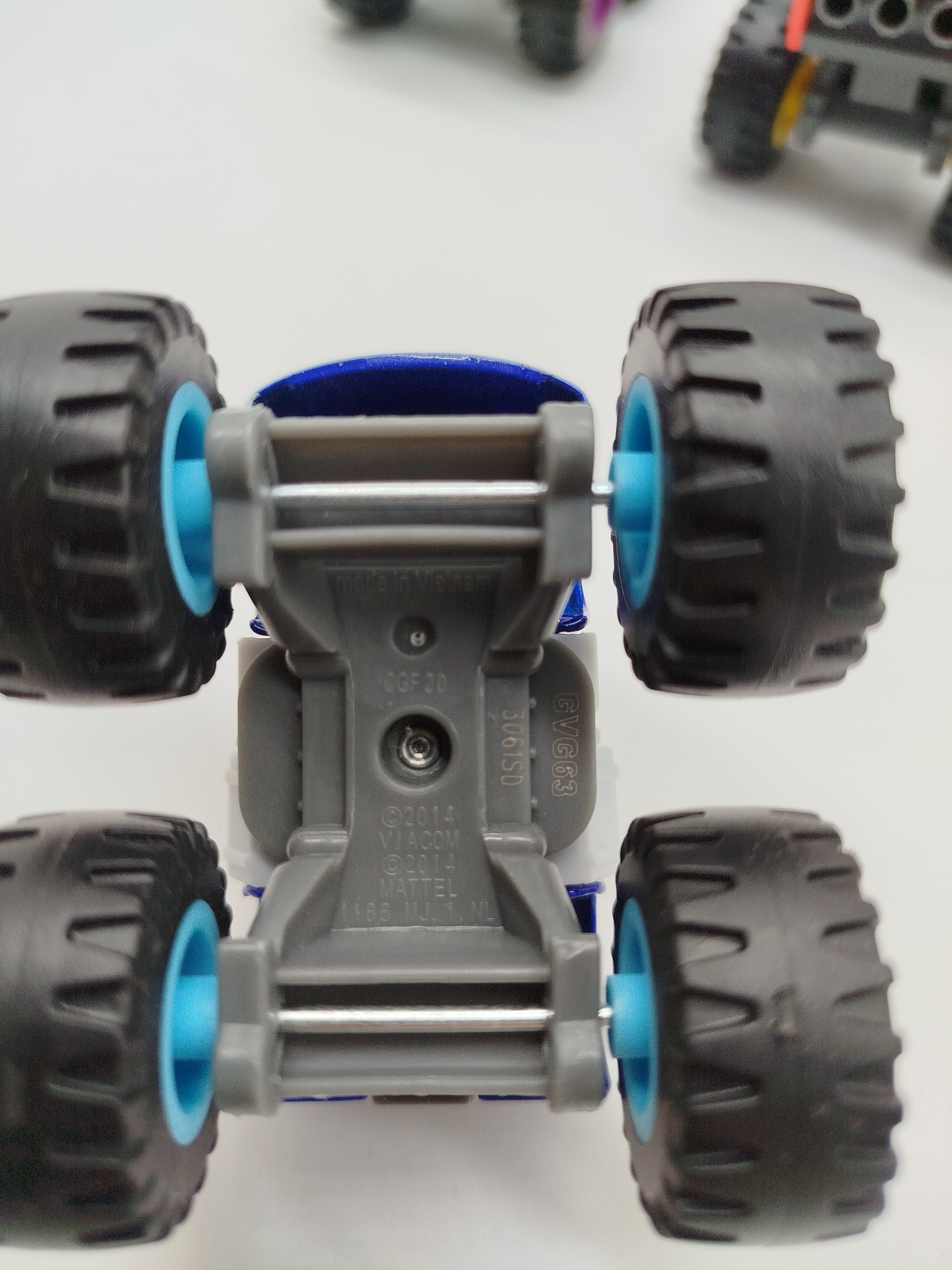 2 Hot Wheels Monster Trucks und 4 Mattel Monster Trucks - Set