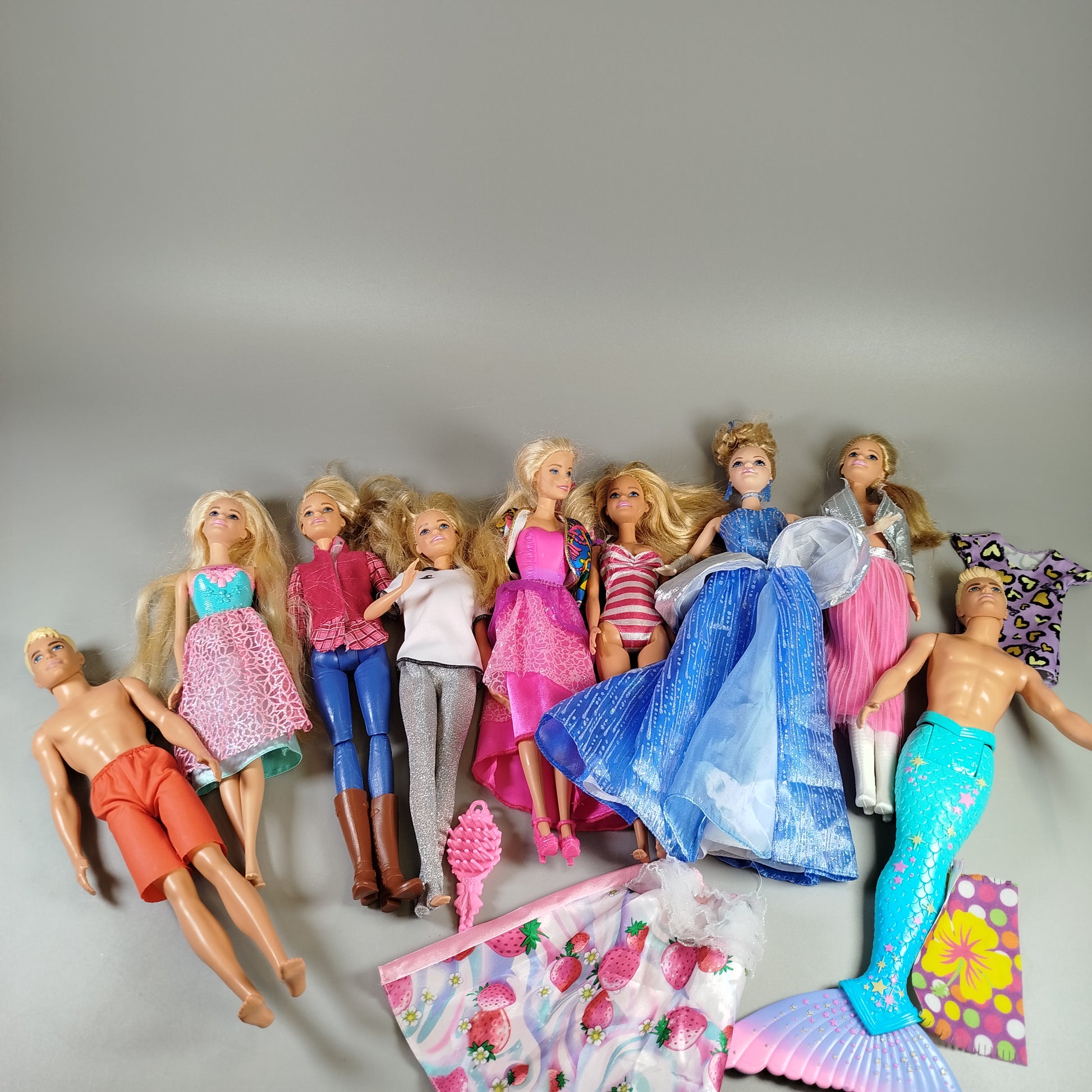 Mattel Modepuppen Set von 09-  Verschiedene Outfits & Accessoires