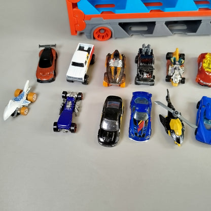 Hot Wheels Transporter & Rennstrecke Set mit 21 Autos, gut