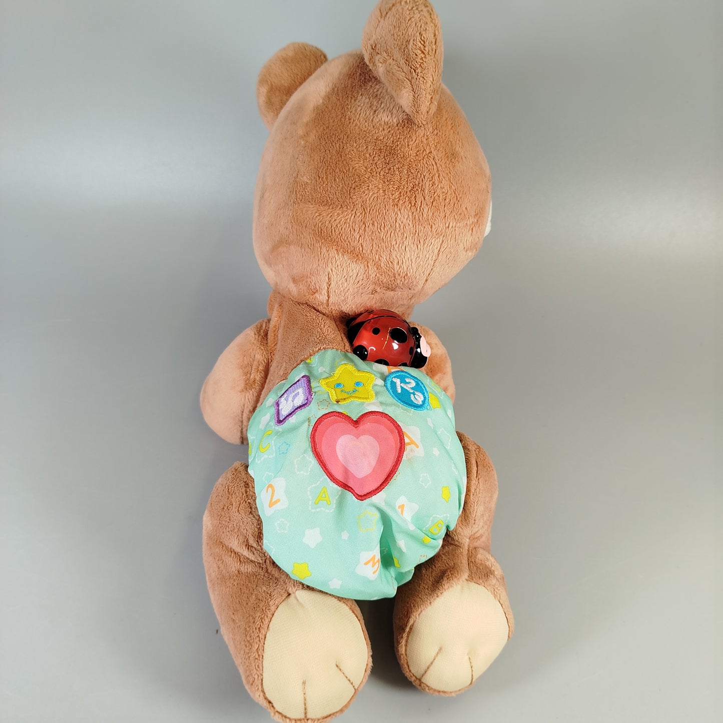 Plüschbär mit Krabbelpose und Marienkäfer - Set von 1