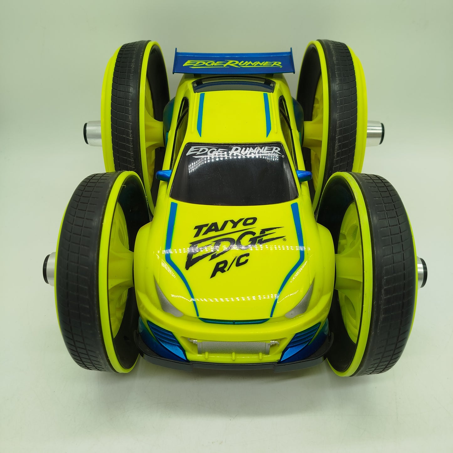 Taiyo Edge Runner R/C Stuntauto mit Fernsteuerung