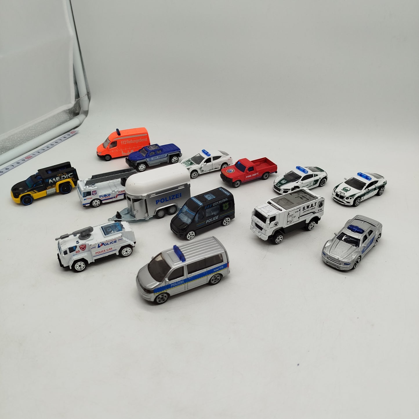 Hot Wheels Bundle Polizei Feuerwehr Rettung Set von 14 Einsatzfahrzeuge